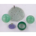 5 Various jade items.