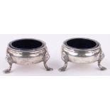 A pair of George III circular silver salts, with blue glass liners, diameter 6.5cm.