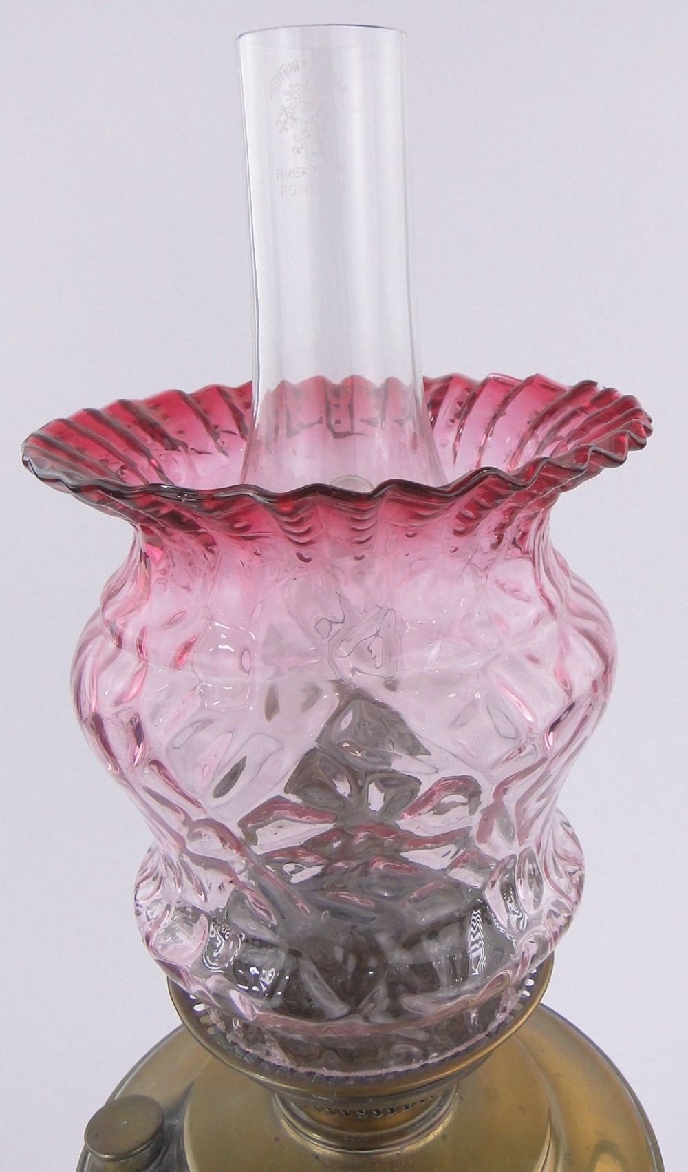 A Juno brass oil lamp, with Cranberry frilled glass shade, - Bild 3 aus 3