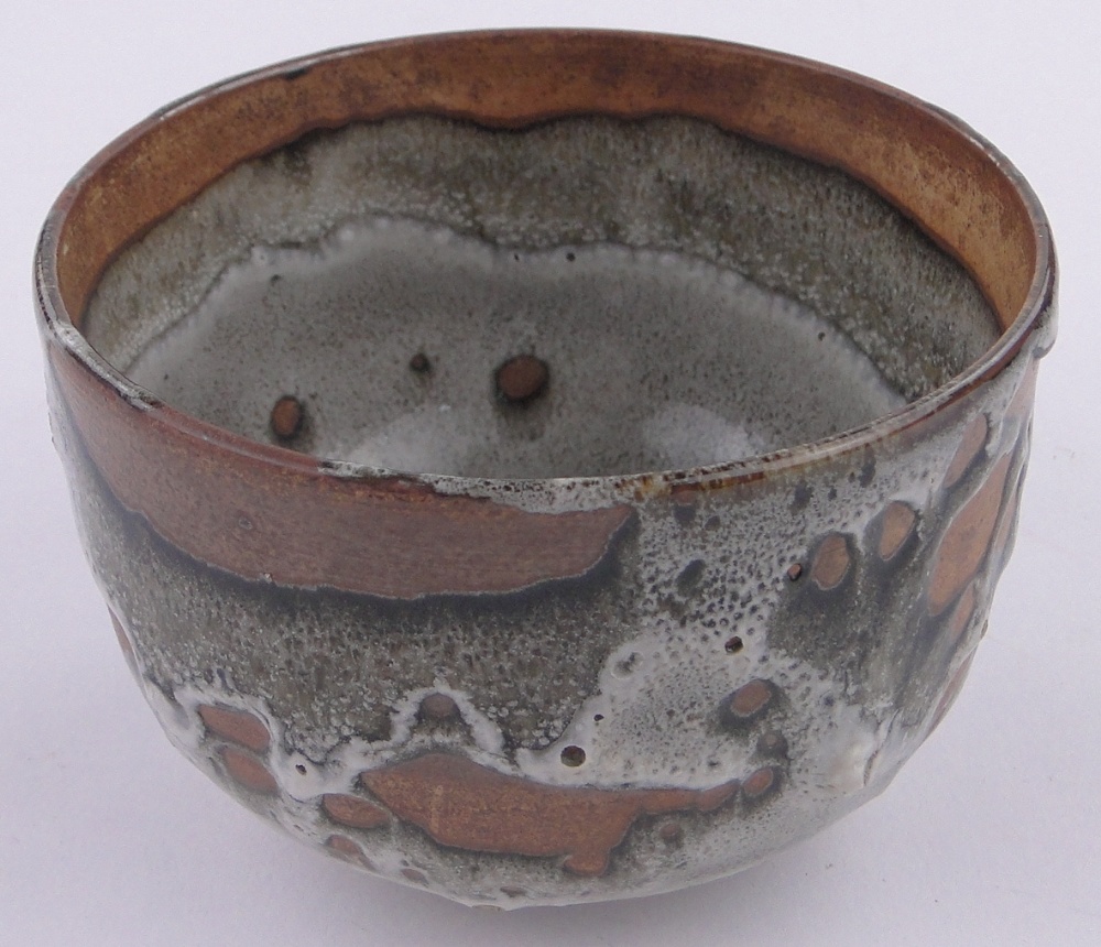 A Japanese treacle glazed ceramic Unomi bowl, impressed seal mark, diameter 11cm, height 7cm. - Bild 3 aus 3