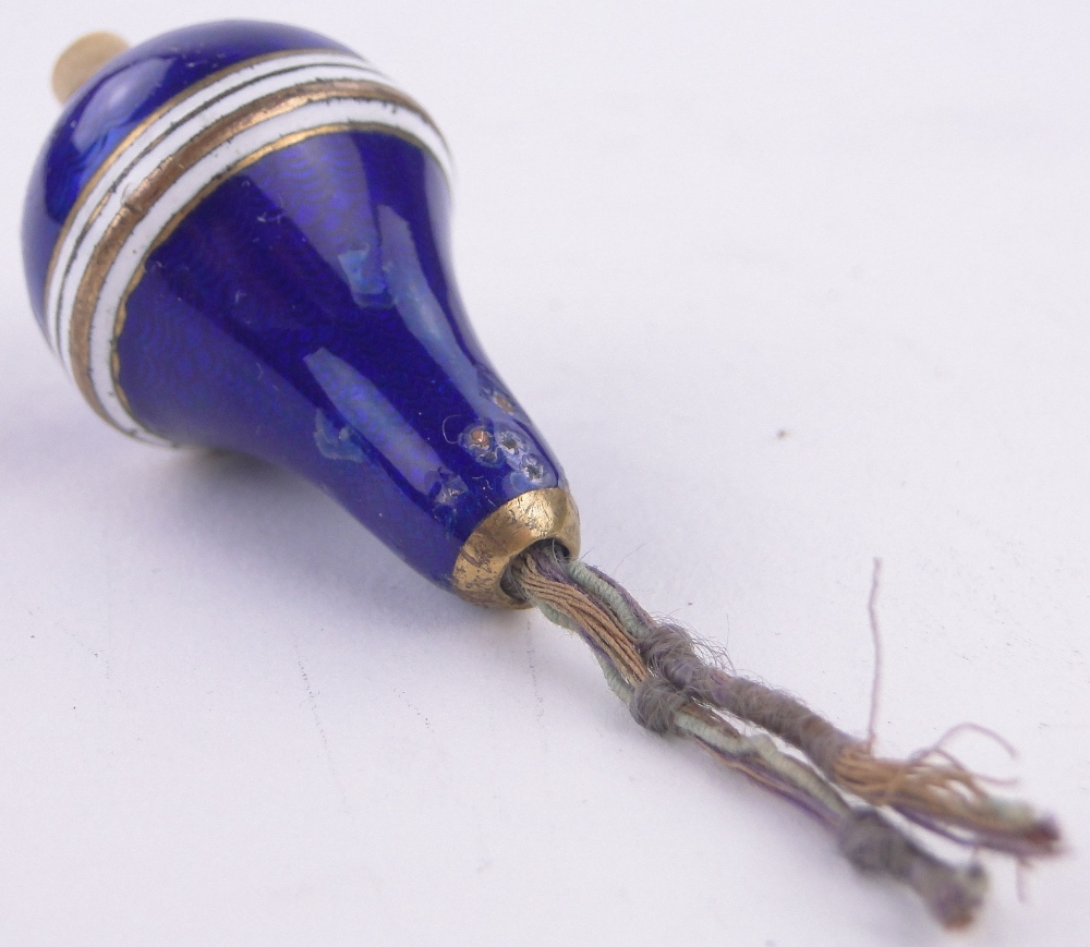 A blue and white banded enamel electric bell push, length 4.5cm. - Bild 3 aus 3