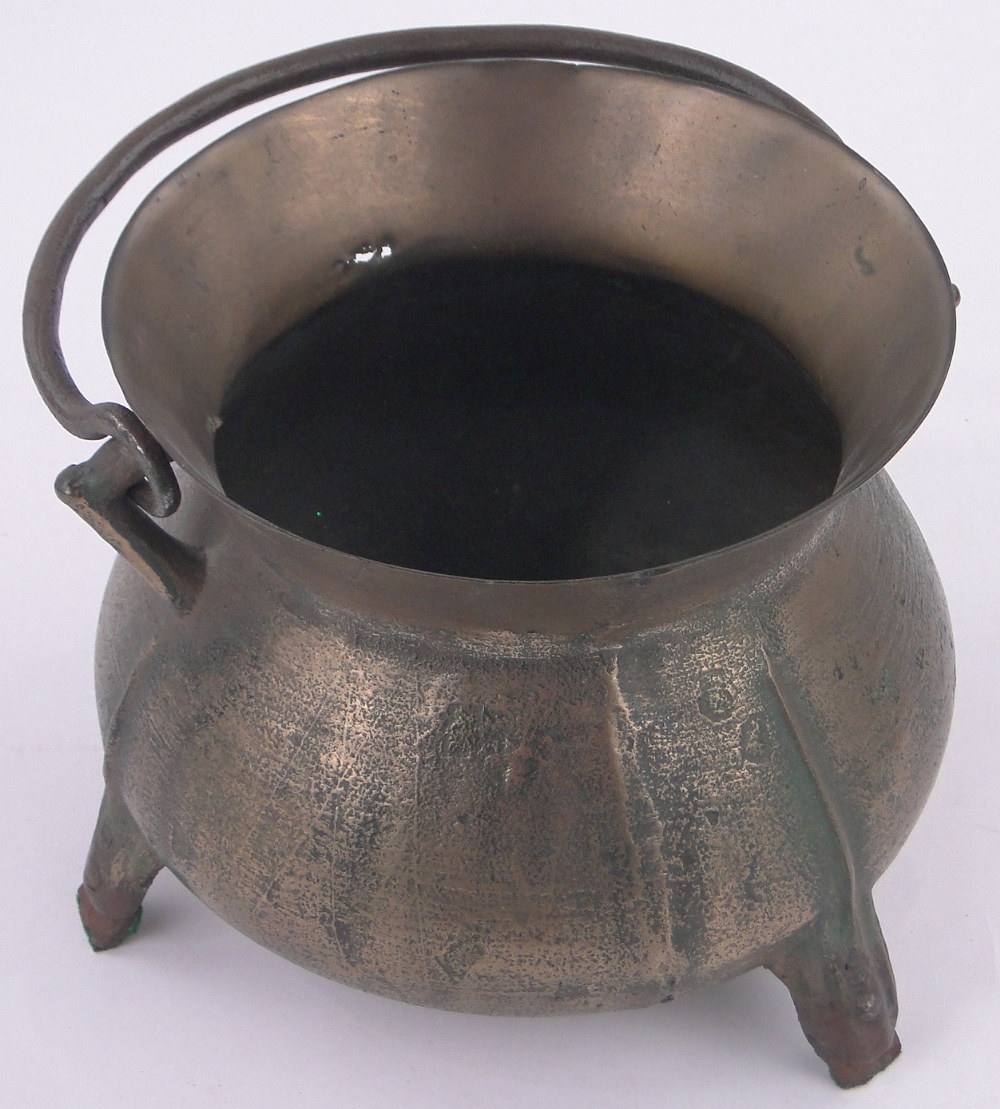 A bronze cauldron, 17th/18th century with flared rim, iron swing handle on 3 feet, - Bild 2 aus 3