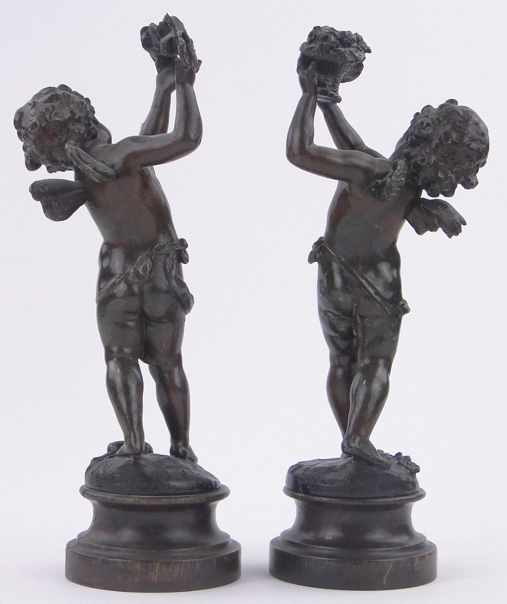 After Auguste Moreau- a pair of 19th century bronze-patinated spelter cherubs, turned wood plinths, - Bild 2 aus 3