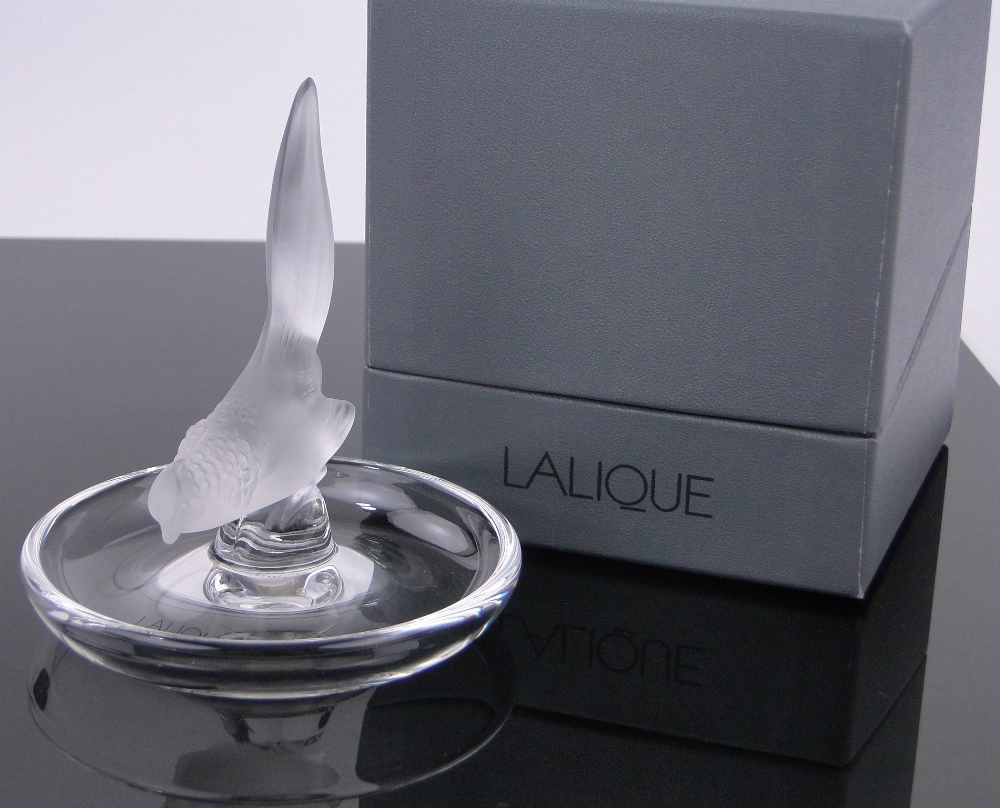 A modern Lalique glass bird design pin dish, diameter 9.5cm, boxed. - Bild 3 aus 3