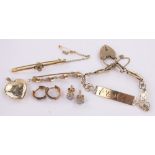 A group of gold jewellery, gross weight 21.5g.