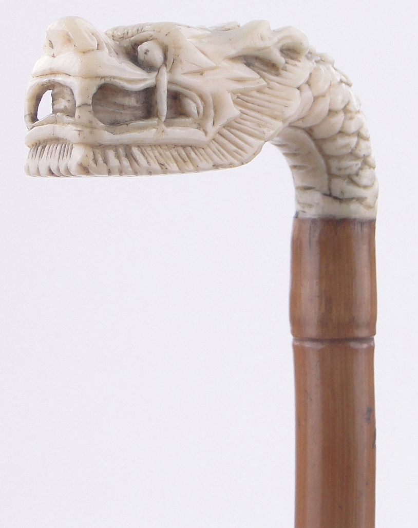 A Chinese ivory and bamboo cane circa 1900, with carved dragon's head finial, length 77cm. - Bild 2 aus 3