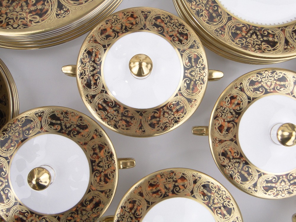 An extensive Thomas Goode boulle pattern fine bone china tea and dinner service for 8-people. - Image 2 of 3