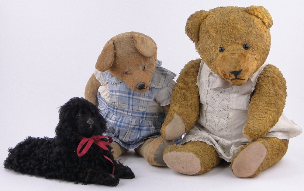 2 Vintage straw-filled teddybears, and a dog design pyjama case, (3).