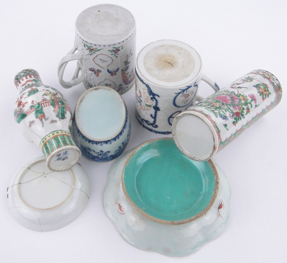 A group of Chinese porcelain items, including 2 large 18th century hand painted tankards, - Image 2 of 3