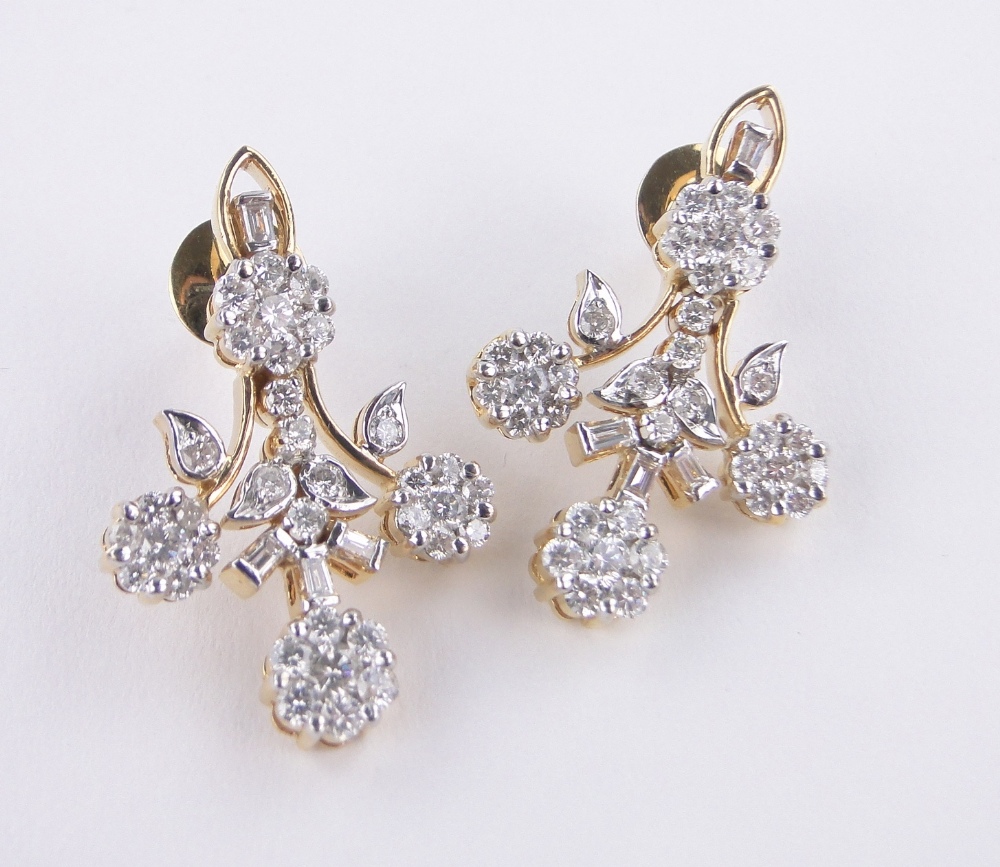 A fine quality 18ct gold diamond necklace and pair of matching earrings, - Image 3 of 4