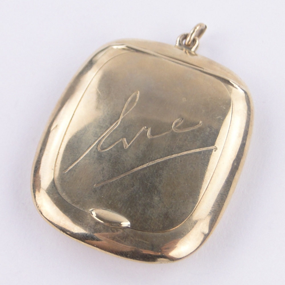 An Edwardian 9ct gold pendant compact/pillbox, inset mirror inside the lid,