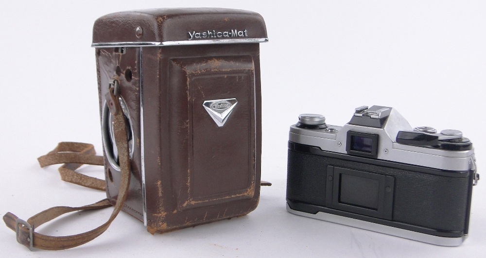 A Yashica LM twin lens reflex camera, leather cased. - Image 3 of 3