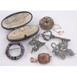Box of various jewellery.
