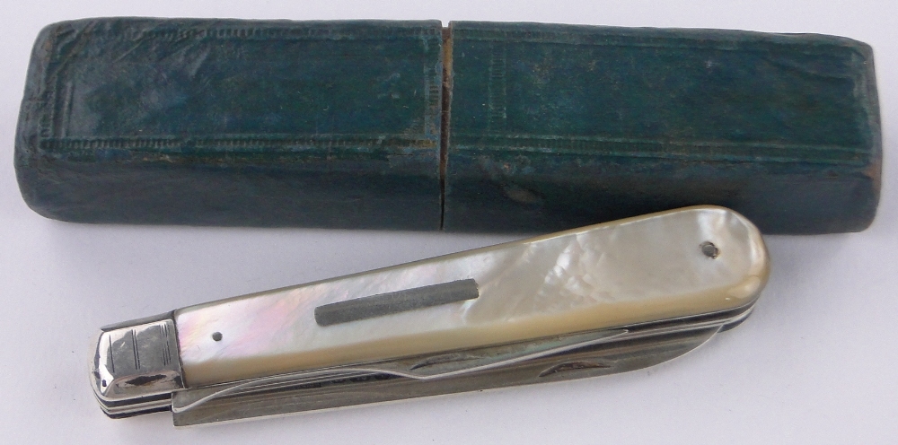 An Edwardian silver and mother of pearl travelling knife and fork, hallmarks Sheffield 1907, - Image 3 of 3