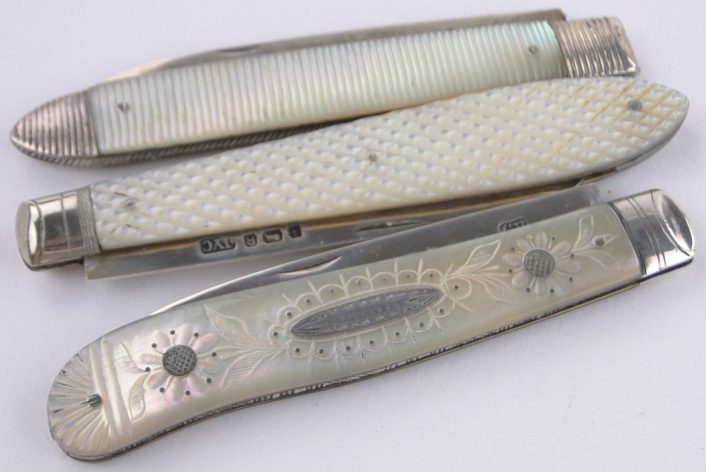 3 19th century silver and carved mother of pearl pocket knives. - Image 3 of 3