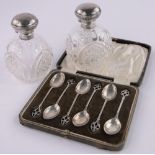 A cased set of silver teaspoons with pierced handles,