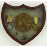 Pair of First War General Service medals with bronze memorial plaque and MMG cap badge,