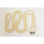 Cultured pearl necklace, having well matched pearls of uniform size, approx.