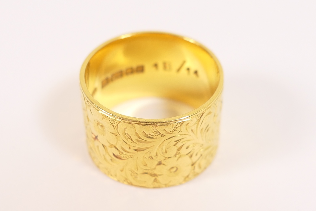 22ct gold cravat toggle, London 1964, foliate engraved throughout, equivalent to ring size R,