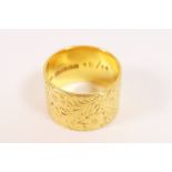 22ct gold cravat toggle, London 1964, foliate engraved throughout, equivalent to ring size R,