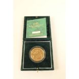 Elizabeth II gold £5, 2001, limited edition brilliant uncirculated coin, numbered 298/1000,