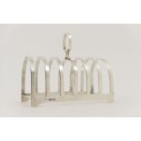 George VI silver toast rack, Sheffield 1938, six divisions with a central handle, 12cm,