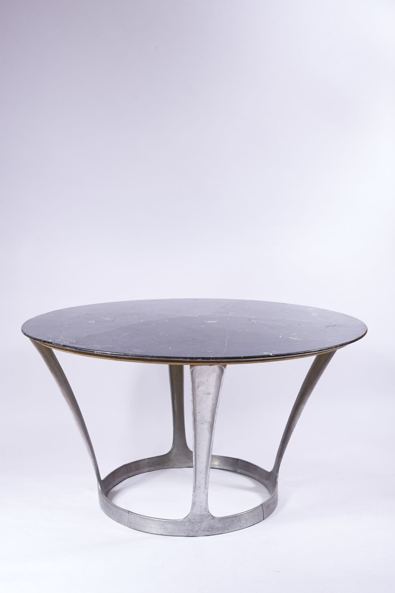 Round Table aluminium structure black marble top European 20th C. (the 60s) restored marble Dim. -
