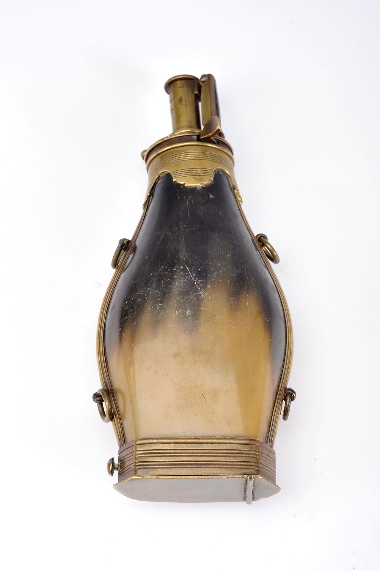 A Powder Flask, horn and yellow metal, bullets chamber, French, 19th C., signs of use, Dim. - 19 cm