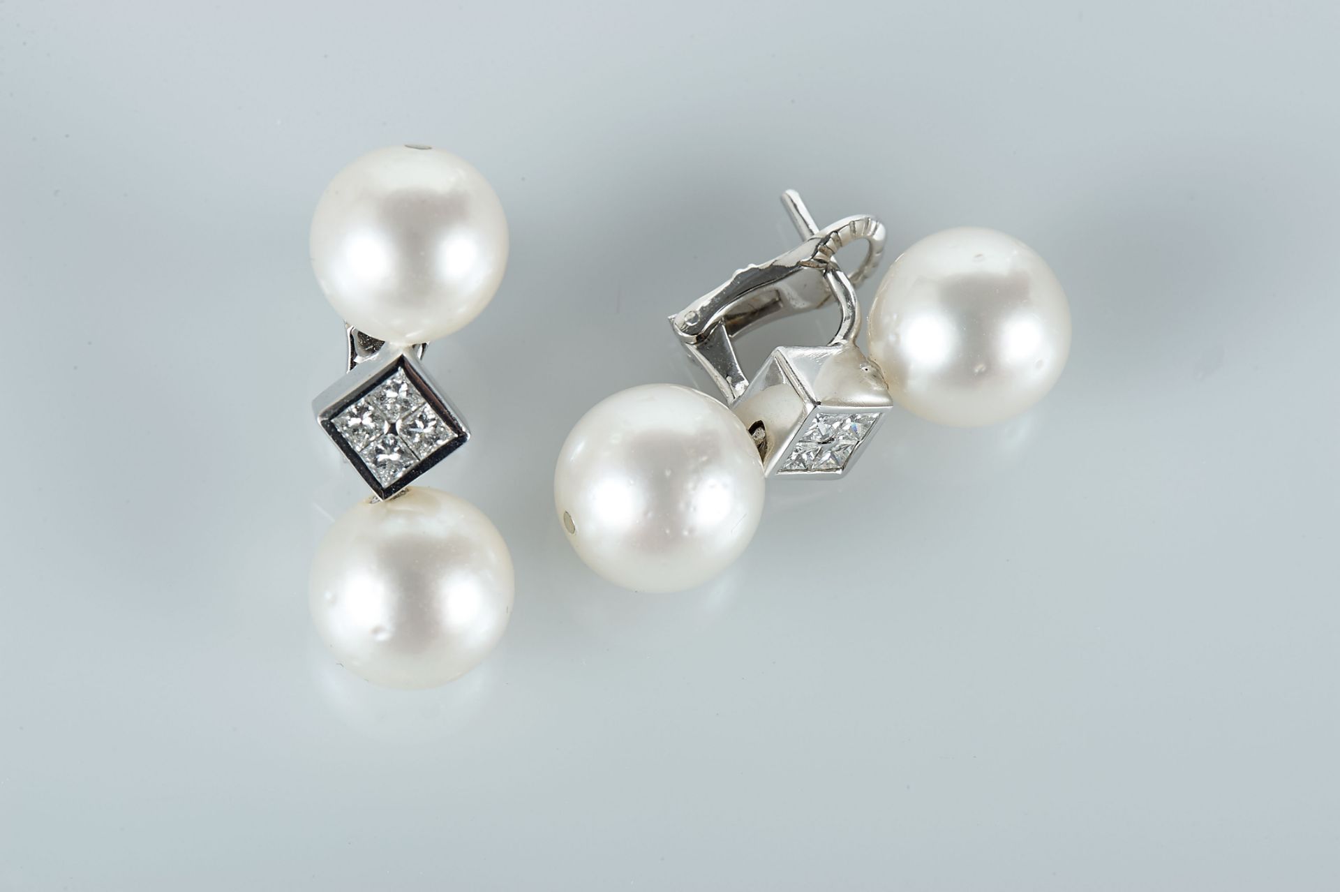 A Pair of Earrings, 800/1000 gold, set with 4 pearls of the South Seas (10.5 mm) and 8 princess - Bild 2 aus 2