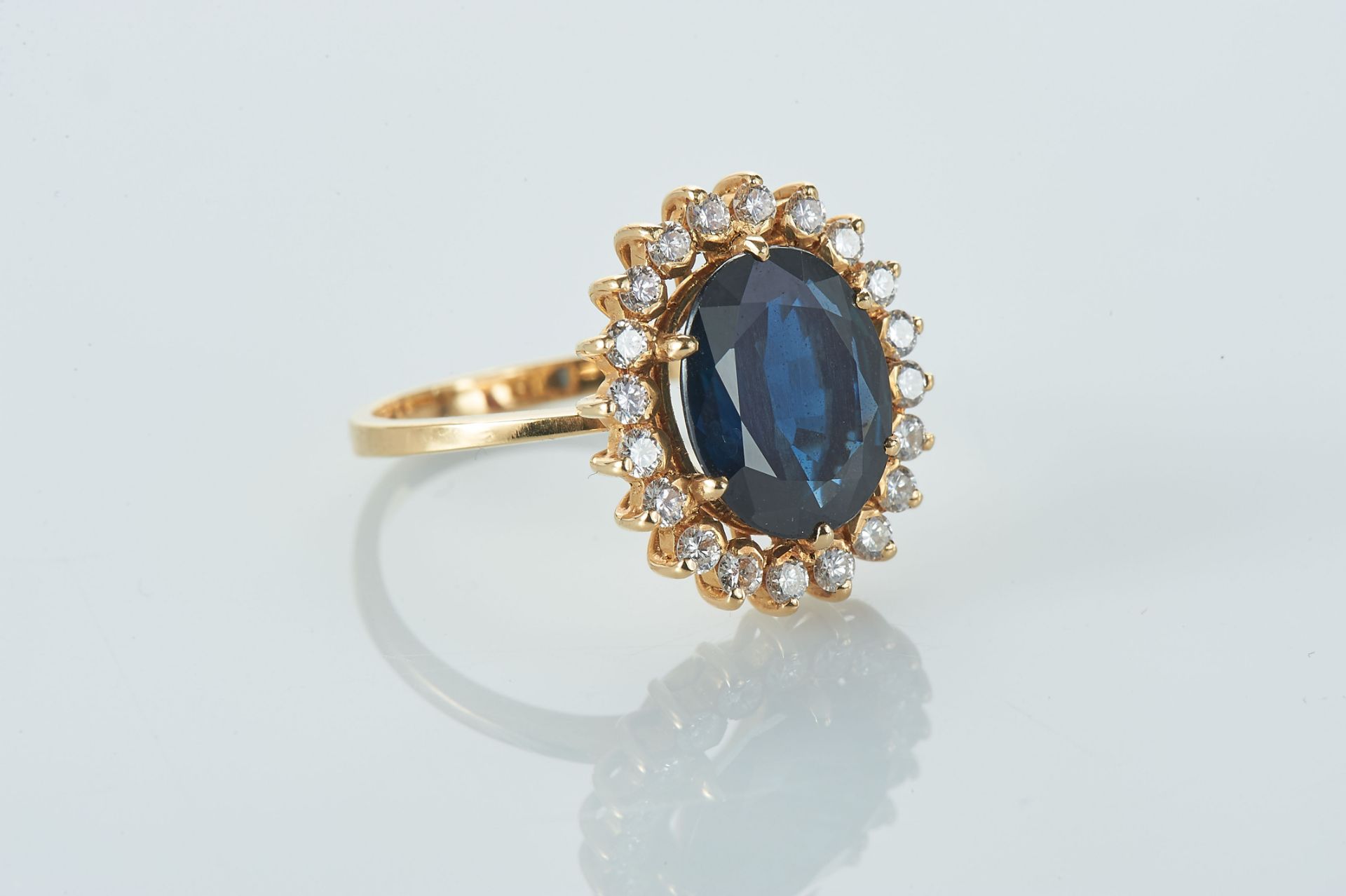 A Ring, 800/1000 gold, set with an oval cut Australian sapphire with the approximate weight of 3 ct. - Bild 2 aus 2