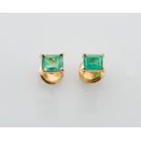 A Pair of Earrings, 585/1000 gold, set with an emerald with the approximate weight of 0.40 ct,