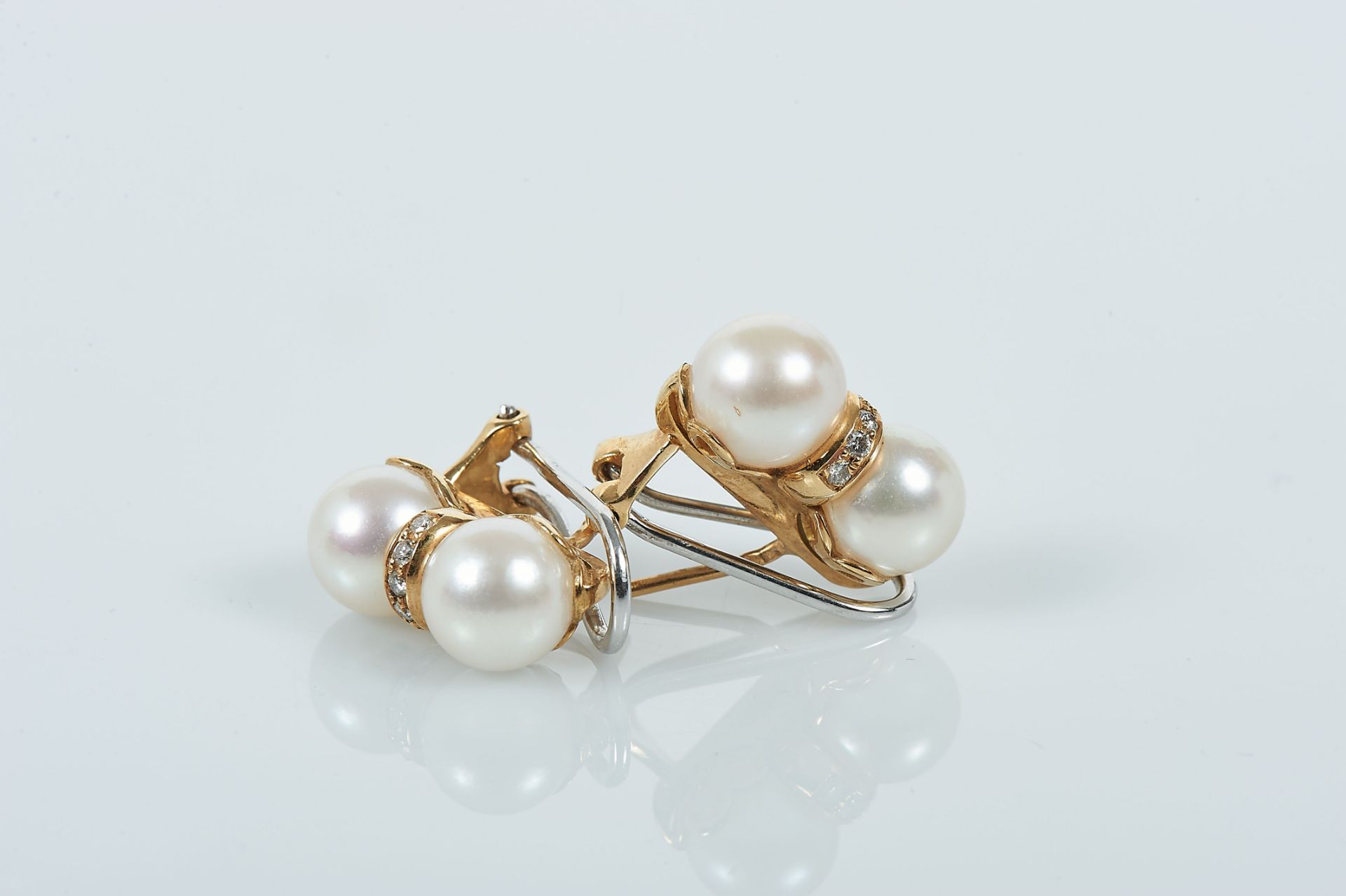 A Pair of Earrings, 800/1000 gold, set with 4 culture pearls (9mm) and 10 brilliant cut diamonds - Bild 2 aus 2