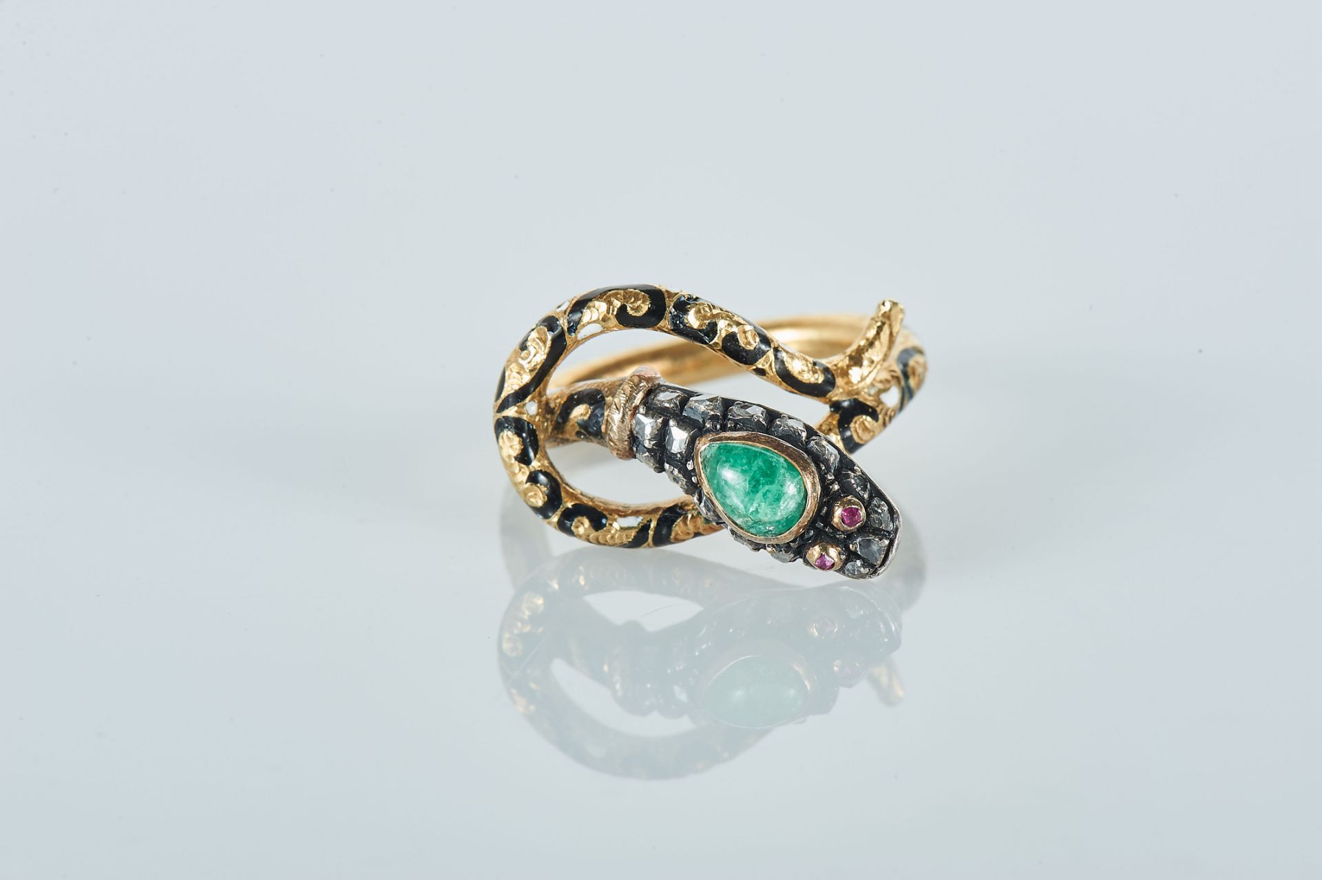 A Ring "Snake", 800/1000 gold and 833/1000 silver, decorated with enamel and set with an emerald, - Bild 2 aus 3