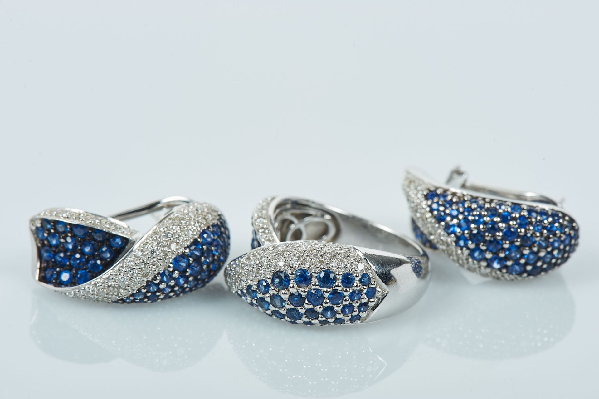 A Ring and a Pair of Earrings, 800/1000 gold, set with 144 sapphires and 174 brilliant cut - Bild 2 aus 2