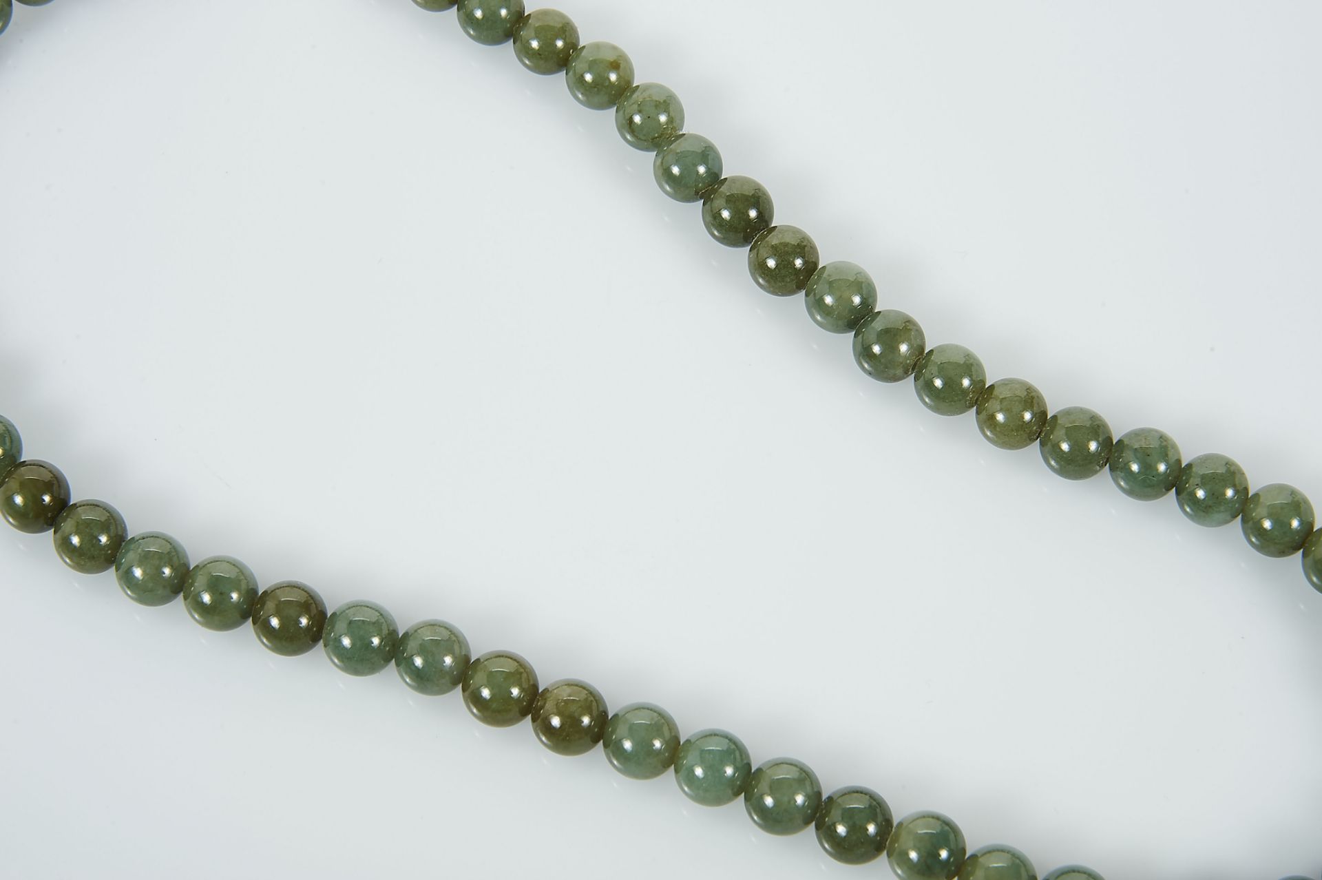 A Necklace, a string of 56 Jadeite beads (9 mm), gadrooned 14 kt. gold clasp, marked, Dim. - 57,5 - Bild 3 aus 3