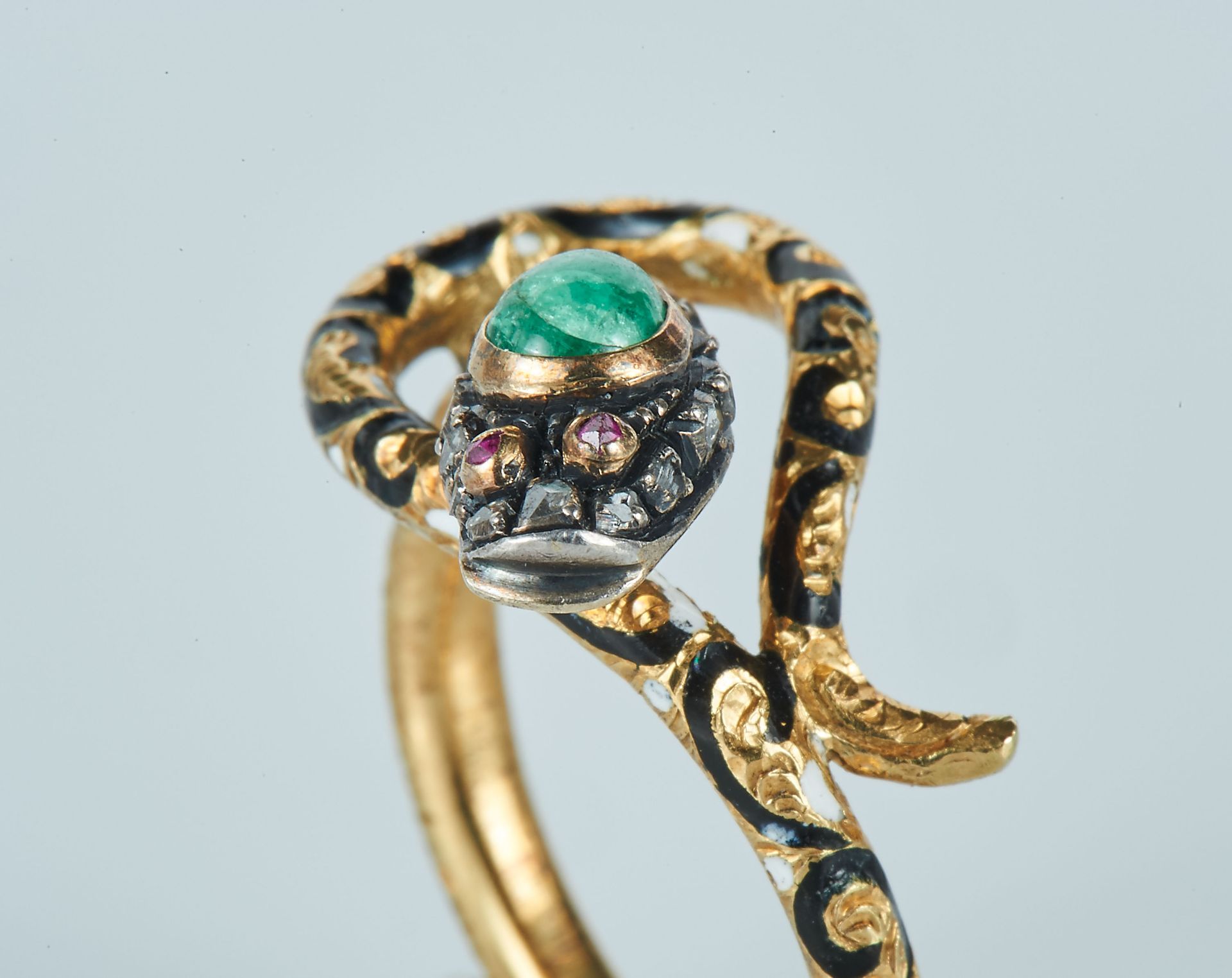 A Ring "Snake", 800/1000 gold and 833/1000 silver, decorated with enamel and set with an emerald, - Bild 3 aus 3
