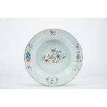 A Basin, Chinese export porcelain, polychrome and gilt decoration "Flowers", reserves on the rim