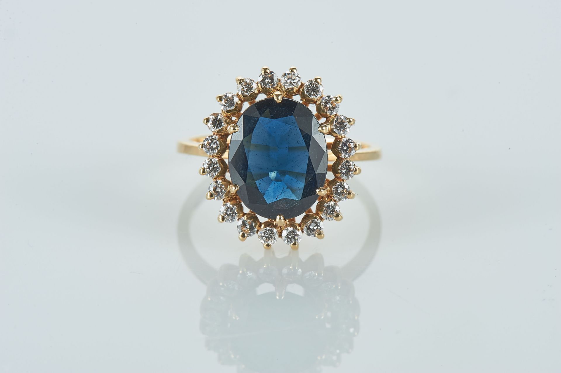 A Ring, 800/1000 gold, set with an oval cut Australian sapphire with the approximate weight of 3 ct.