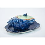 A "Shell" Box and Scalloped Stand, Chinese export porcelain, blue, gilt and polychrome decoration "