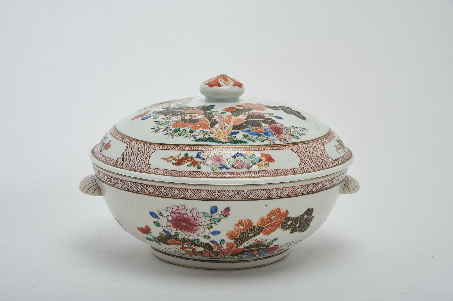 A Round Tureen, chinese export porcelain, polychrome and gilt decoration "Flowers", interior with