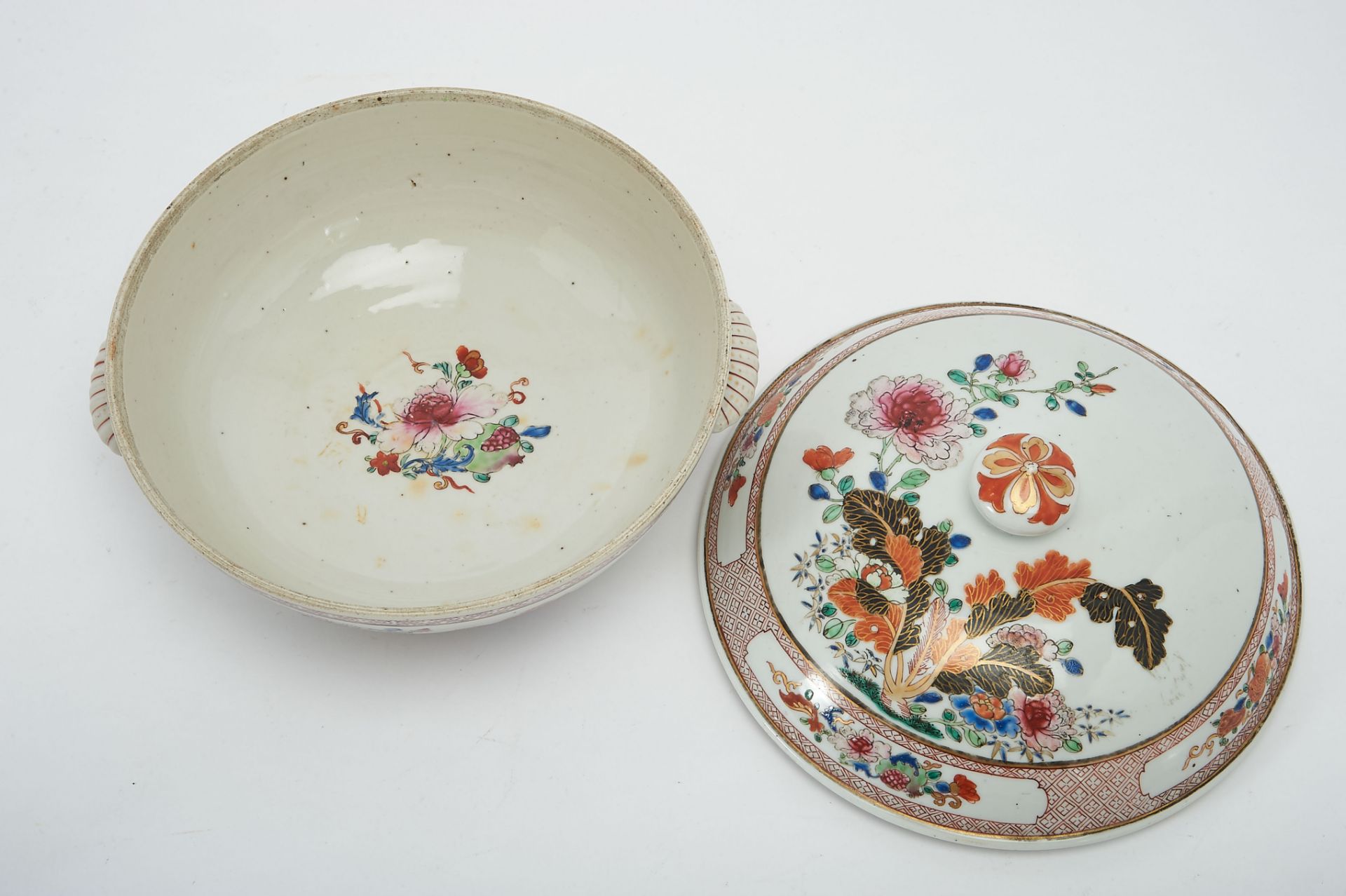 A Round Tureen, chinese export porcelain, polychrome and gilt decoration "Flowers", interior with - Bild 2 aus 2