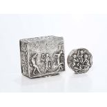Due scatolette in argento sbalzato, una Inghilterra XX secolo, - cm 6,5x5,5x3 e [...]