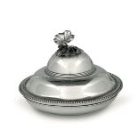 Legumiera in argento con coperchio, - bordo perlinato e presa floreale altezza cm [...]