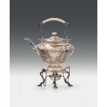 A silver samovar, London 1906 - corpo costolato con decori a racemi e riserve. Presa [...]