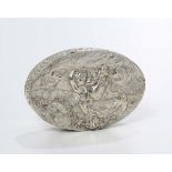 Scatola ovale in argento sbalzato, Coppiani Firenze XX secolo, - cm 10x7x2, gr. 130 [...]