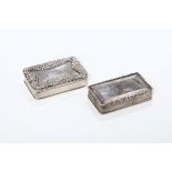 Due portapillole in argento, Inghilterra XIX secolo, - cm 8x5x2 e cm 8,5x5,5x2,5 - [...]