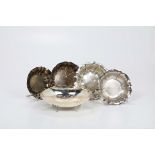 Quattro ciotole in argento bacellato e coppa, XX secolo, - gr. 980 circa - Start [...]