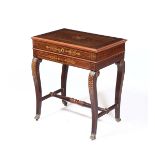 Tavolino da lavoro Carlo X lastronato ed intarsiato, XIX secolo, - gambe riunite da [...]