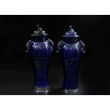 A pair of monochrome blue porcelain vase and cover with gilt decorations, China, Qing [...]