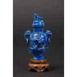 A small lapis lazuli vase and cover, China, Qing Dynasty, late 19th century - Jen [...]